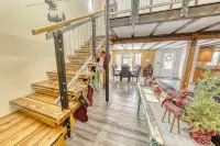 Modern Chalet, 2 Acre lot, HOT TUB and NEW OUTDOOR FIREPIT