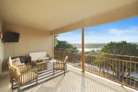 Lake Travis Chic with MILES of views and Awesome amenities - Private Pools
