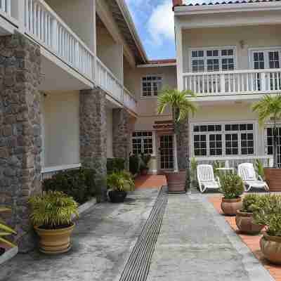 2-bedroom Gated Oasis with parking andPool Hotel Exterior