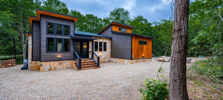 WILL HIKE FOR TACOS luxury spacious cabin, cozy, quiet, amazing deck. sleeps 8 Hotels in Broken Bow