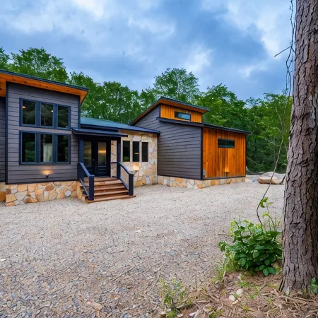 WILL HIKE FOR TACOS luxury spacious cabin, cozy, quiet, amazing deck. sleeps 8