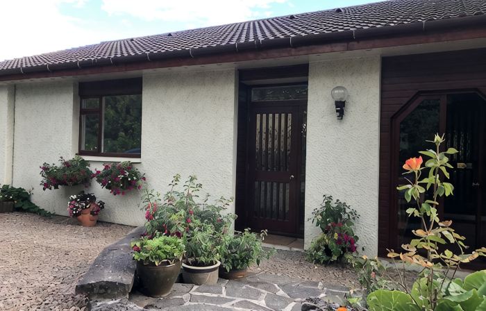 Spacious Studio Apartment with en-suite, full kitchen and private entrance