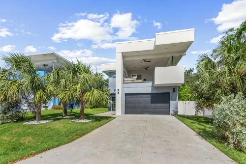 New modern home with salt water heated pool located minutes from SiestaKey Beach - สระว่ายน้ำส่วนตัว