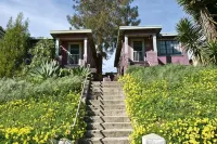Waterfront Boutique Bungalow 1-Walk to Ferry to San Francisco, Free WIFI Parking