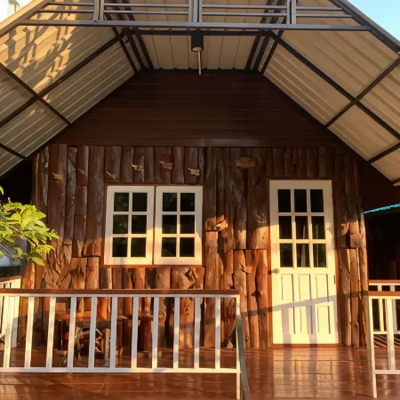 Sam's House Kanchanaburi Отели рядом с достопримечательностью «Ресторан Keeree Tara»