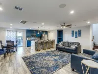 Spacious Home with Gorgeous Backyard Kitchen, Close to Top Shopping Destinations 린더 호텔
