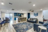 Spacious Home with Gorgeous Backyard Kitchen, Close to Top Shopping Destinations - Wifi