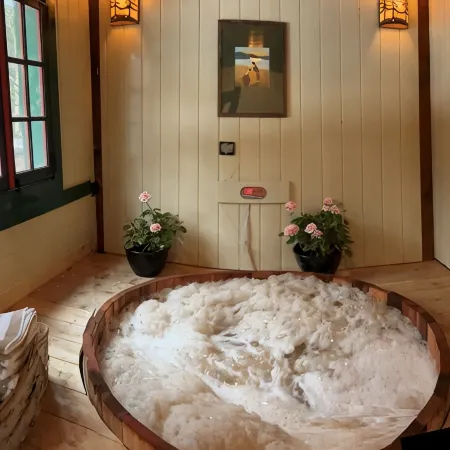 GORGEOUS FAMILY FRIENDLY VICTORIAN WITH ALL NATURAL CEDAR HOT TUB NEAR GORE MT