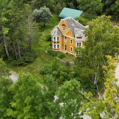 GORGEOUS FAMILY FRIENDLY VICTORIAN WITH ALL NATURAL CEDAR HOT TUB NEAR GORE MT