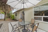 Charming white picket fenced home in quiet area - 3 ดาว