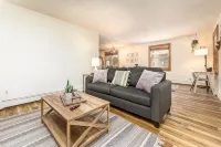 New! Lovely 1BR. Walk to Main St - 4-Star