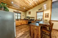BEAR TRACK HIDEAWAY Sleeps 4 - Just 10 minutes from Glacier National Park - アパートメント