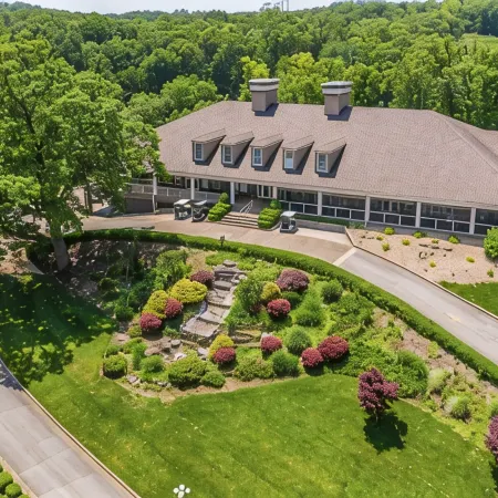 King Suite! Stay & Play Rates! Overlooking 9th fairway at Osage National!