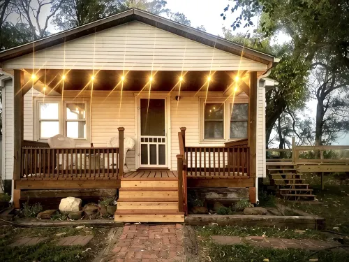Cozy Country Cottage is family friendly, small taste of country close to town.