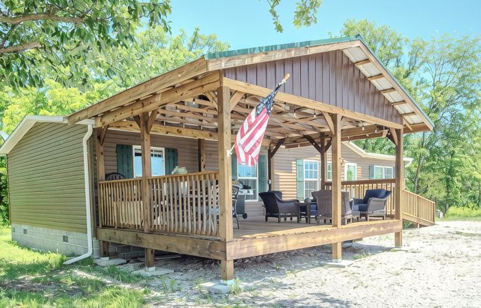 Relax fish/play: Pvt 25-acre clear Blue Lake w/ home that sleeps 10 comfortably.
