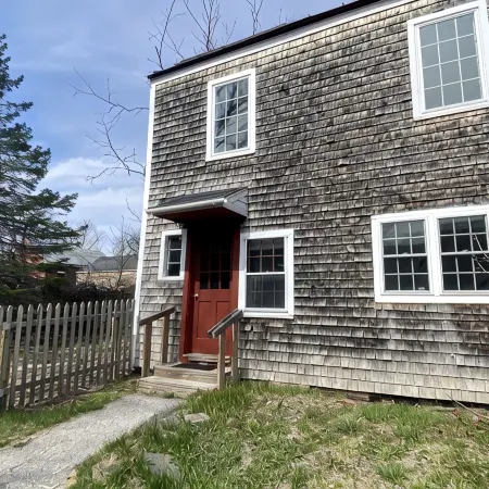 Cozy 2BR with Rustic Decor Near Downtown