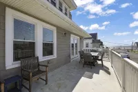 Top Rated!  Only 4 Houses to Beach! Oceanview Deck and 6 Beach Passes Included! - ห้องครัว