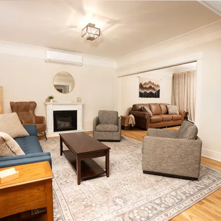 The Vintage Hideaway! Bright apartment, private yard and Starlink internet!