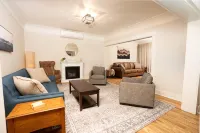 The Vintage Hideaway! Bright apartment, private yard and Starlink internet!