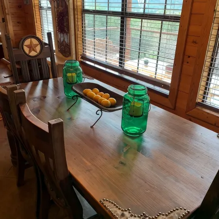 Rustic lodge retreat minutes from the Frio!