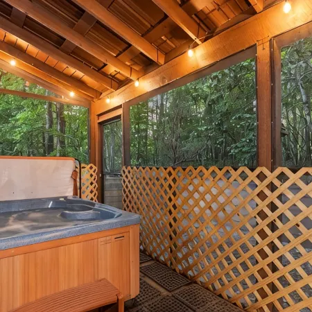 Beautiful Renovations, Hot Tub, Huge King Beds, Amenity Packed