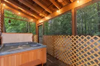Beautiful Renovations, Hot Tub, Huge King Beds, Amenity Packed - Chalets