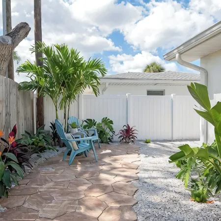 Private Yard Walk to Downtown Dunedin & Waterfront Pets Ok - Barefoot Parrot 2