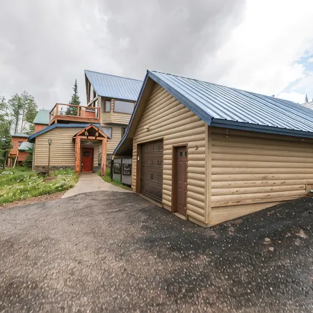 Mountain Cabin w/VIEWS in Brian Head, Utah! Fun to be had Winter, Summer & Fall!