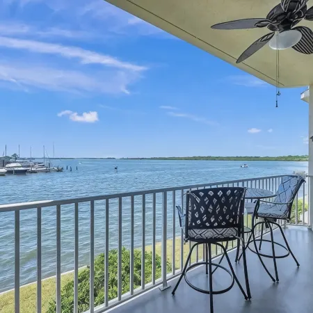 Waterfront quiet condo w Pool by Madeira Beach