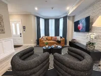Speakeasy Vibe ~ Luxe 1BR ~ <2min walk to MKT SQ - 4-Star