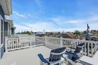 Top Flr Balcony w/ bonus room + wet bar, 2 blocks to beach, Linens/towels incl.