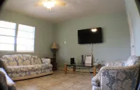 Breezy Cool Vacation Comfy House close to Beaches