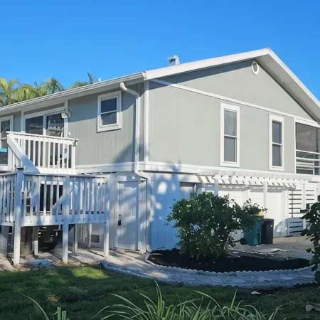 Just Renovated. Well Stocked! Serenity and Shelling Oasis. Walk to the Beach.