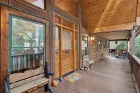 Vintage Luxury Creekside Cabin ~ King Bed, Hot Tub, Fire Pit & Game Room, Dog Ok