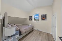 Most Private & Spacious 2 Bed/1 Full Bathroom Laneway House - Bungalows