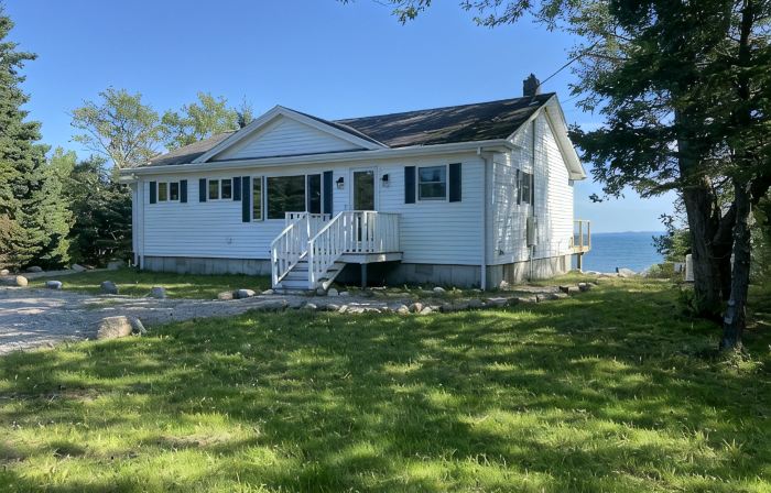 Duck Cove Cottage overlooking beautiful Blue Hill Bay