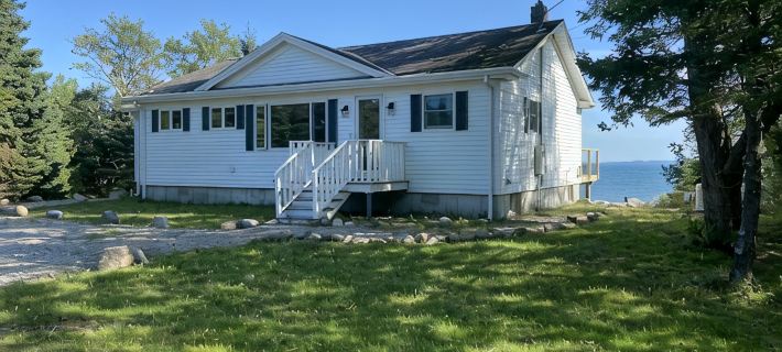 Duck Cove Cottage overlooking beautiful Blue Hill Bay Hotels in Tremont