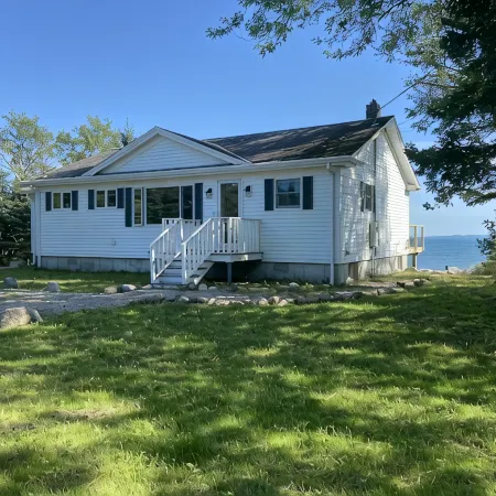 Duck Cove Cottage overlooking beautiful Blue Hill Bay