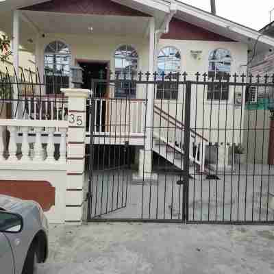 Two charming 2-bedroom cottages with AC and WiFi in delightful Queenstown  Gtown Hotel Exterior