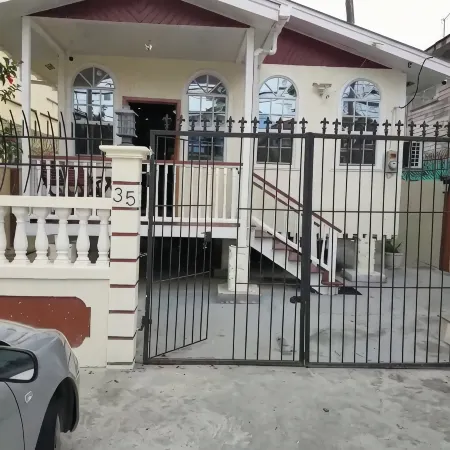 Two charming 2-bedroom cottages with AC and WiFi in delightful Queenstown Gtown