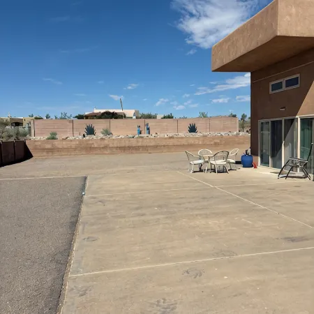 Kelly’s Casita with Gated Off Road Parking. Private, Quiet, Clean, Comfortable.
