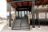 Modern loft with rustic character steps to downtown Stratford