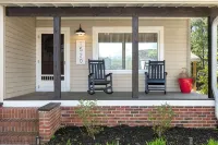 Charming 3-bedroom house with WiFi, AC in beautiful Hendersonville