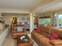 Couples Retreat, Sweeping VIEWS, Kayaks Await at the Beach! Hotels in Coral Bay