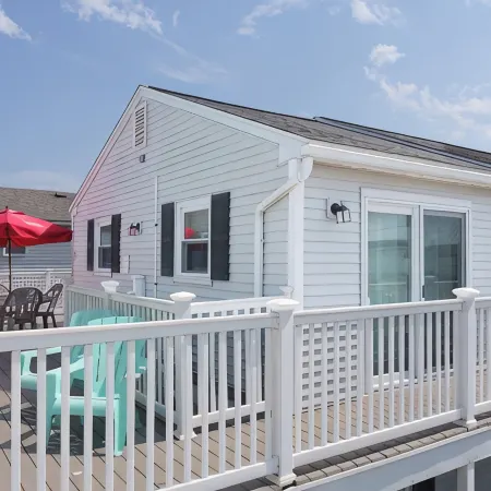Beach Bum Hideaway - Cozy studio condo with full kitchen. 400 ft to the beach!