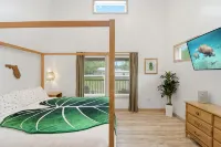 Sea Cow Retreat - Near Springs + Porch, Covered Deck & Fire Pit - 3성급