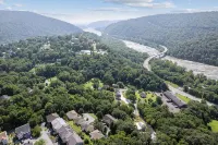 Walk to Harpers Ferry! Dog-Friendly. Beautiful Views.