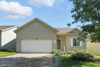 Modern Home in NW Omaha - 방갈로