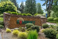 Modern & Stylish Bellevue Basement Suite - King Bed and Office 5 Minutes to Mall - 방갈로
