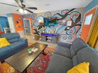The Gulfport Muse-Artistic Getaway-Walk to Beach- Firepit! - Boutique